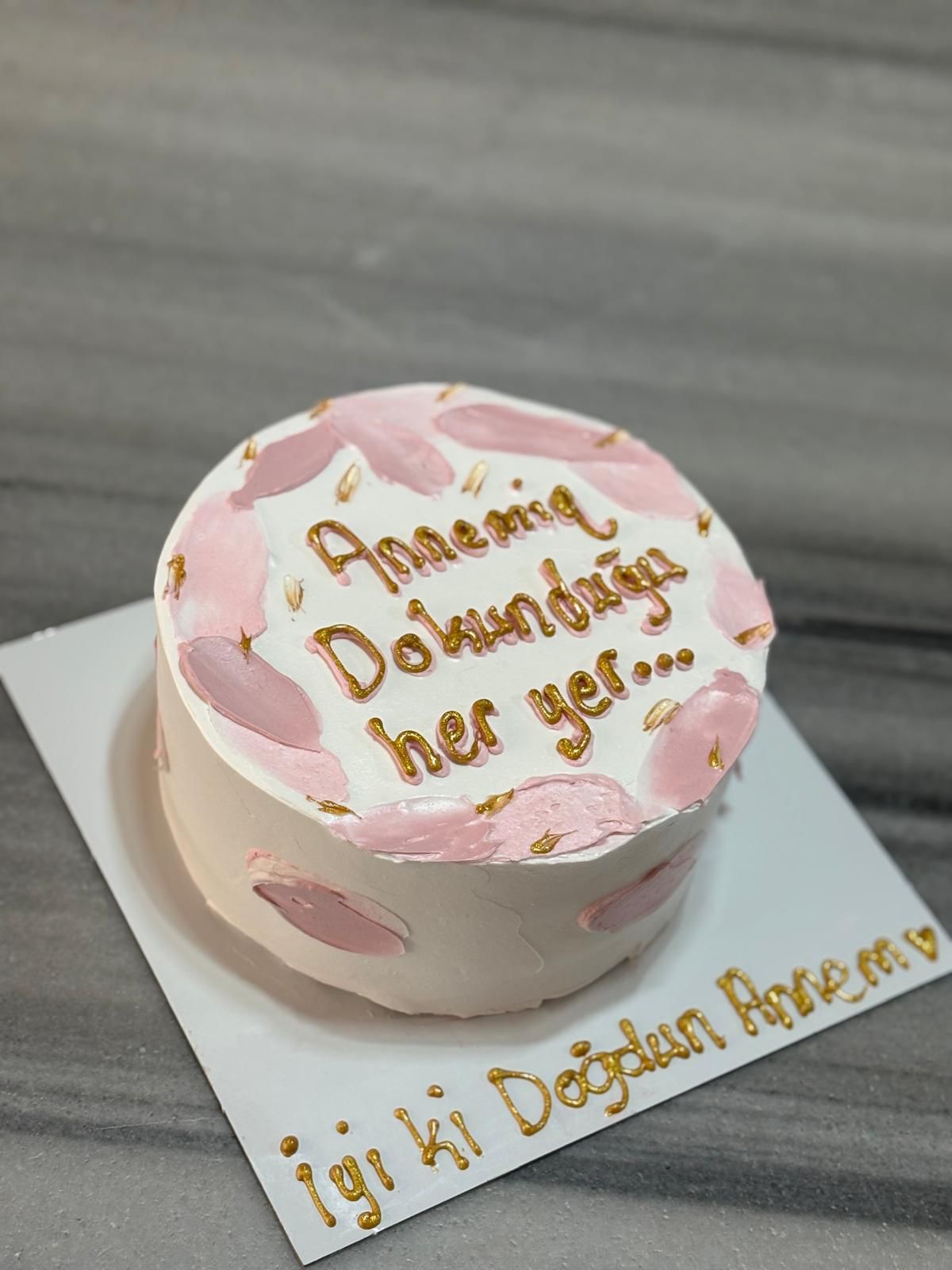 Pembe Detaylı Konuşan Pasta